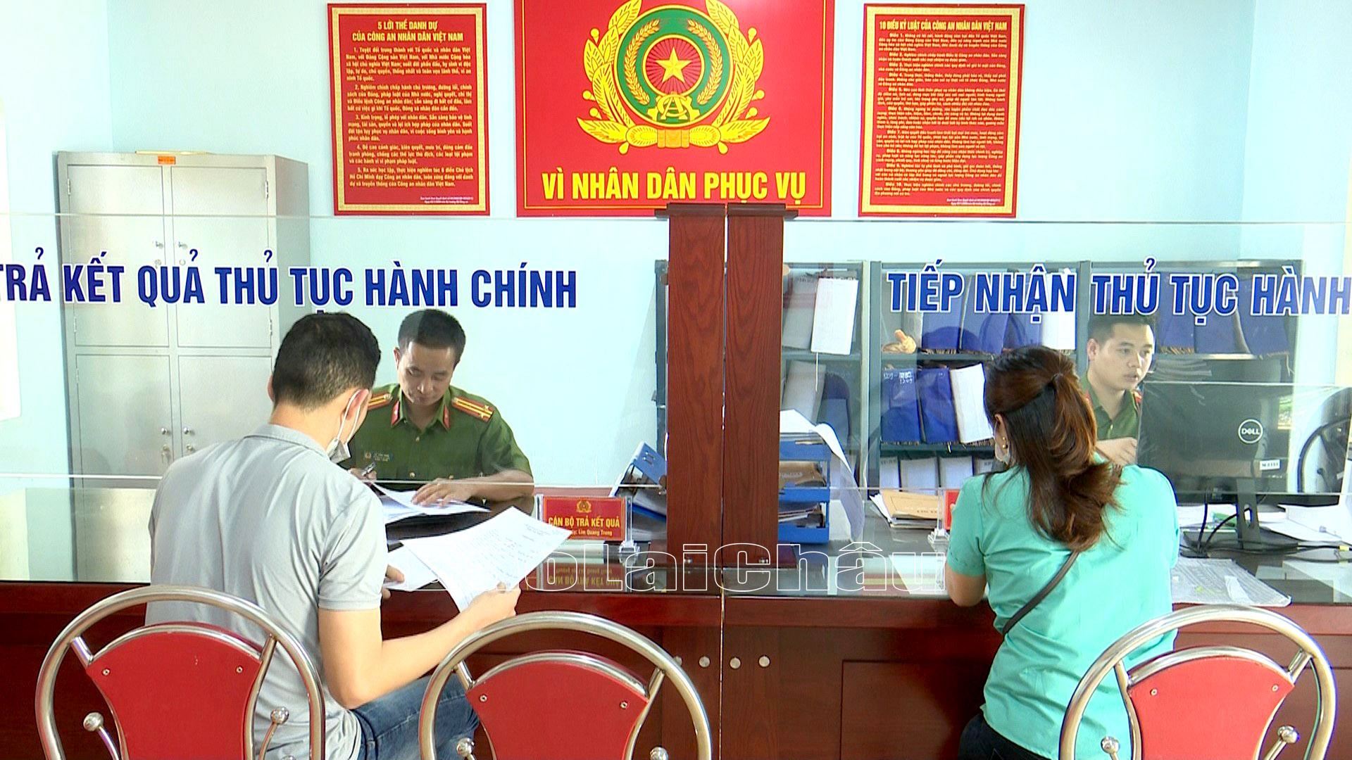Người dân đến làm thủ tục tại Bộ phận một cửa Công an thị trấn Than Uyên, huyện Than Uyên.